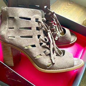 Vince Camuto size 6.5 stone taupe true suede color stone taupe